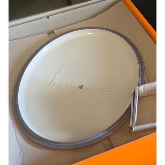 Le Creuset Signature Oval 6 3/4QT Casserole- Cerise - Picture 14 of 15